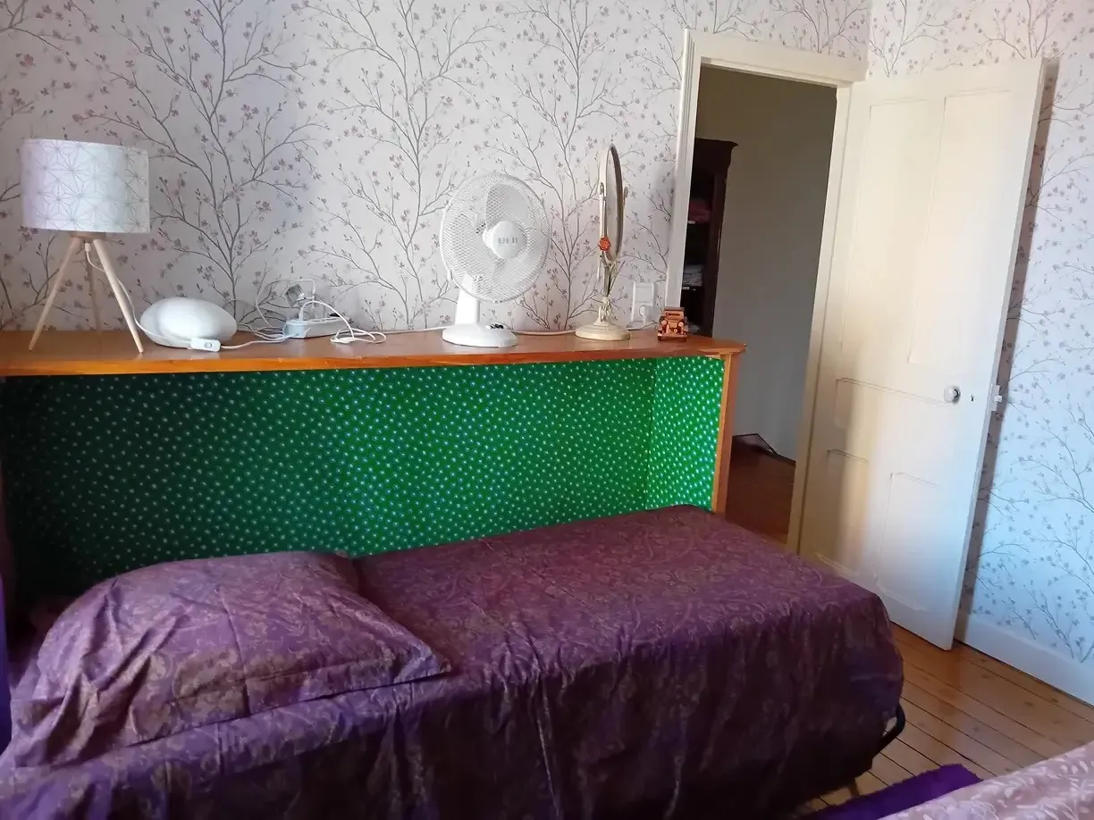 La chambre à deux lits simples, avec son papier peint fleuri