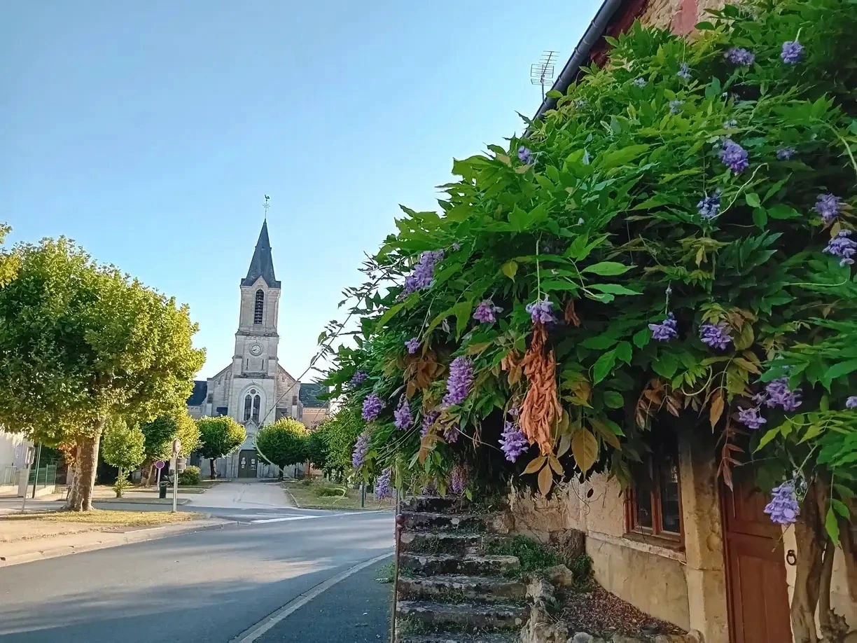 L’église du Menoux, au bout d’une rue bordée de pierres et de fleurs