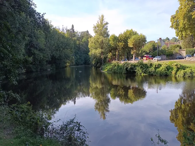 La Creuse et ses rives boisées, aux environs du gîte